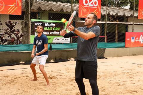 Partida de beach tennis durante o 4º Open Arena Club Racket em São Paulo'