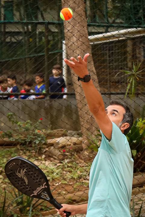 Partida de beach tennis durante o 4º Open Arena Club Racket em São Paulo'