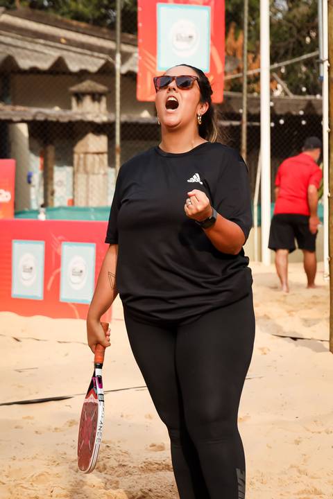 Partida de beach tennis durante o 4º Open Arena Club Racket em São Paulo'