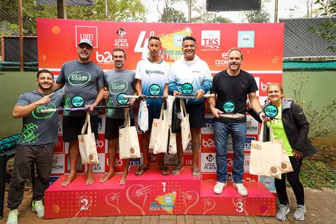 Partida de beach tennis durante o 4º Open Arena Club Racket em São Paulo'
