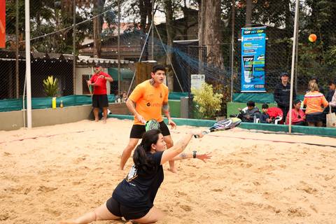 Partida de beach tennis durante o 4º Open Arena Club Racket em São Paulo'