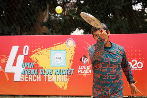 Partida de beach tennis durante o 4º Open Arena Club Racket em São Paulo'
