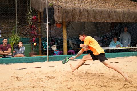 Partida de beach tennis durante o 4º Open Arena Club Racket em São Paulo'