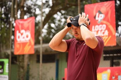 Partida de beach tennis durante o 4º Open Arena Club Racket em São Paulo'