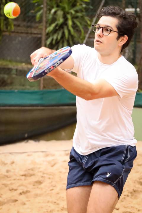 Partida de beach tennis durante o 4º Open Arena Club Racket em São Paulo'