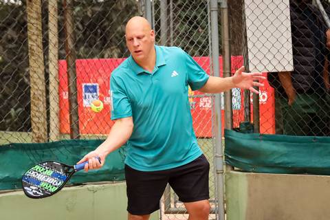 Partida de beach tennis durante o 4º Open Arena Club Racket em São Paulo'