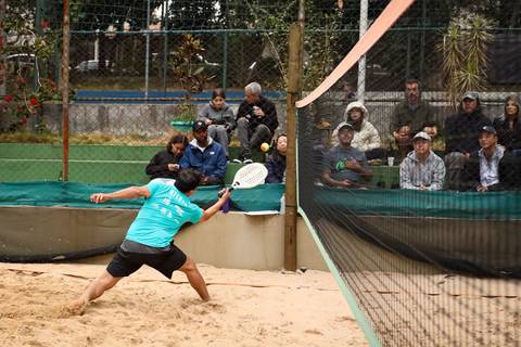 Partida de beach tennis durante o 4º Open Arena Club Racket em São Paulo'