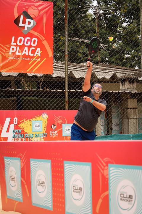 Partida de beach tennis durante o 4º Open Arena Club Racket em São Paulo'