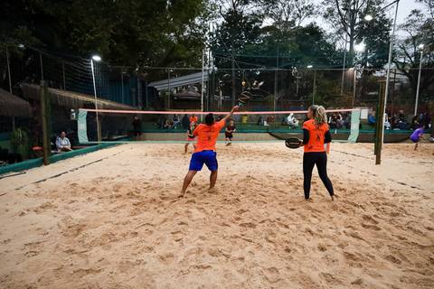 Partida de beach tennis durante o 4º Open Arena Club Racket em São Paulo'