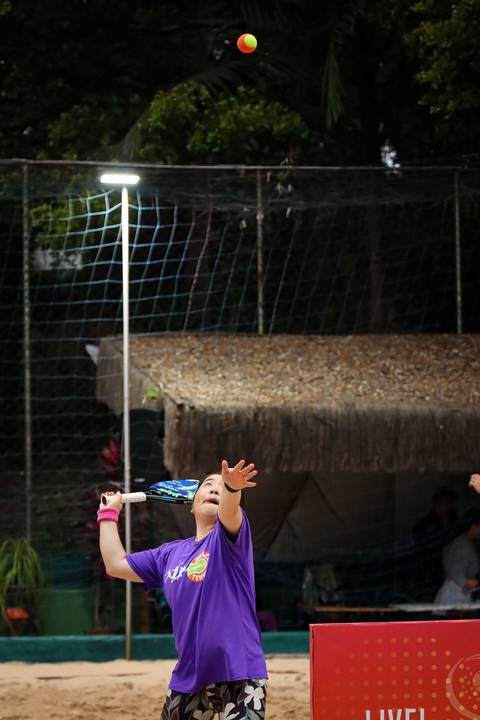 Partida de beach tennis durante o 4º Open Arena Club Racket em São Paulo'