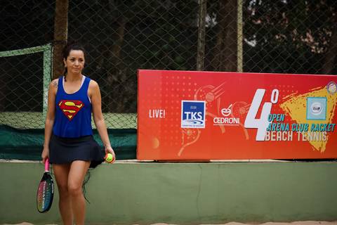 Partida de beach tennis durante o 4º Open Arena Club Racket em São Paulo'
