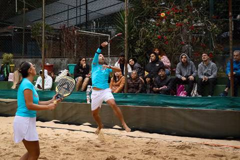 Partida de beach tennis durante o 4º Open Arena Club Racket em São Paulo'