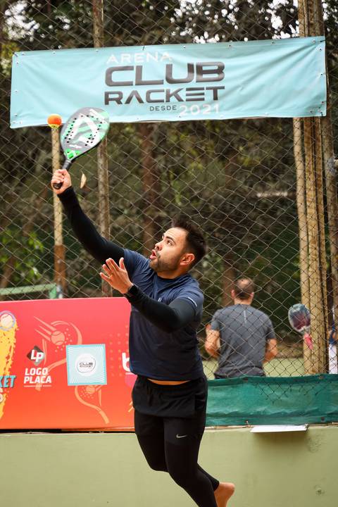 Partida de beach tennis durante o 4º Open Arena Club Racket em São Paulo'