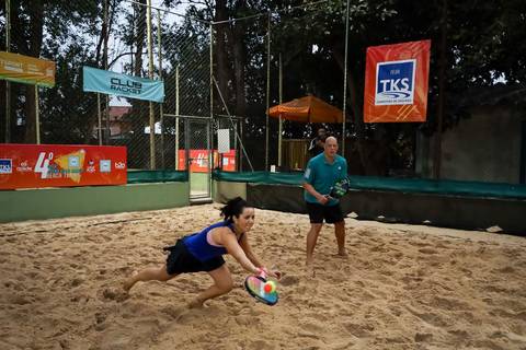 Partida de beach tennis durante o 4º Open Arena Club Racket em São Paulo'