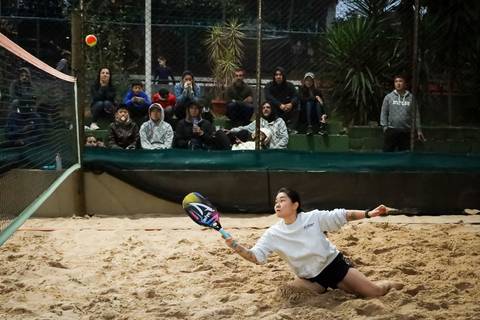 Partida de beach tennis durante o 4º Open Arena Club Racket em São Paulo'