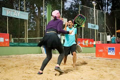 Partida de beach tennis durante o 4º Open Arena Club Racket em São Paulo'