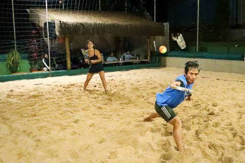 Partida de beach tennis durante o 4º Open Arena Club Racket em São Paulo'