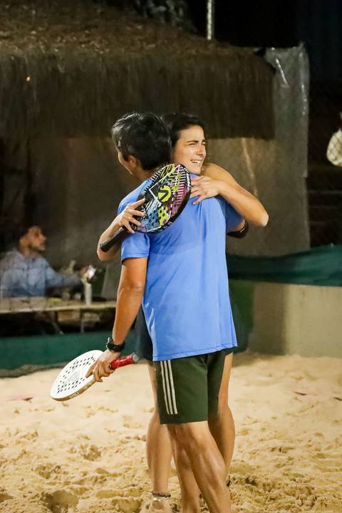 Partida de beach tennis durante o 4º Open Arena Club Racket em São Paulo'
