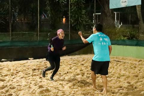 Partida de beach tennis durante o 4º Open Arena Club Racket em São Paulo'