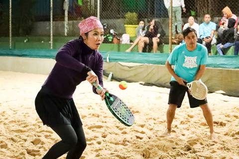 Partida de beach tennis durante o 4º Open Arena Club Racket em São Paulo'