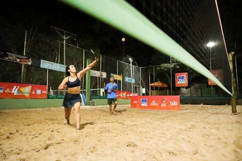 Partida de beach tennis durante o 4º Open Arena Club Racket em São Paulo'