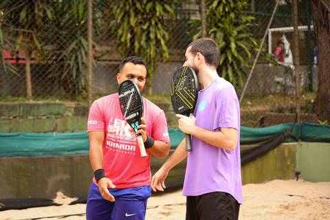 Partida de beach tennis durante o 4º Open Arena Club Racket em São Paulo'