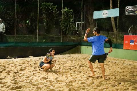 Partida de beach tennis durante o 4º Open Arena Club Racket em São Paulo'