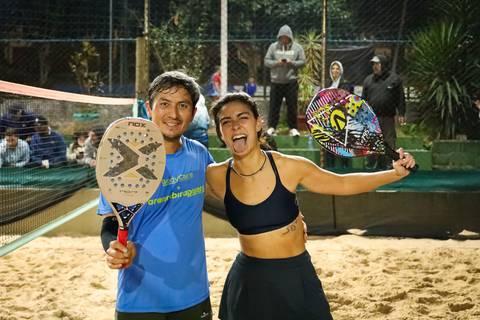 Partida de beach tennis durante o 4º Open Arena Club Racket em São Paulo'