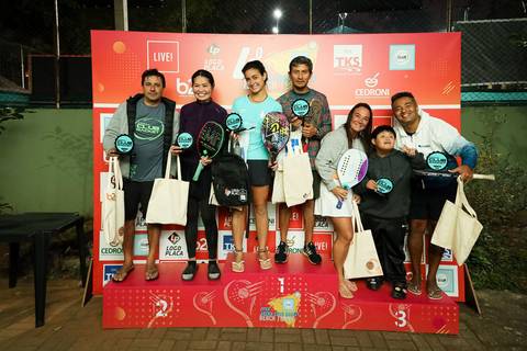 Partida de beach tennis durante o 4º Open Arena Club Racket em São Paulo'