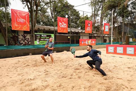 Partida de beach tennis durante o 4º Open Arena Club Racket em São Paulo'
