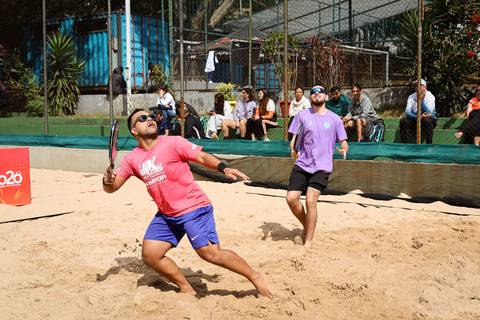 Partida de beach tennis durante o 4º Open Arena Club Racket em São Paulo'