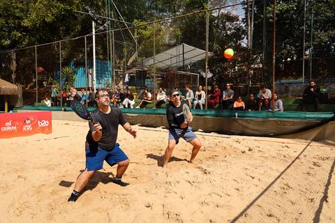 Partida de beach tennis durante o 4º Open Arena Club Racket em São Paulo'