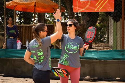 Partida de beach tennis durante o 4º Open Arena Club Racket em São Paulo'