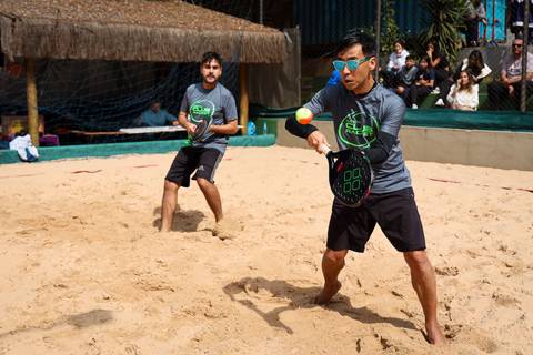 Partida de beach tennis durante o 4º Open Arena Club Racket em São Paulo'
