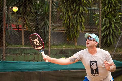 Partida de beach tennis durante o 4º Open Arena Club Racket em São Paulo'
