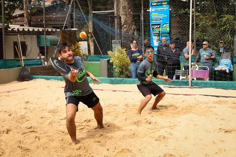 Partida de beach tennis durante o 4º Open Arena Club Racket em São Paulo'