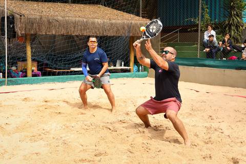 Partida de beach tennis durante o 4º Open Arena Club Racket em São Paulo'