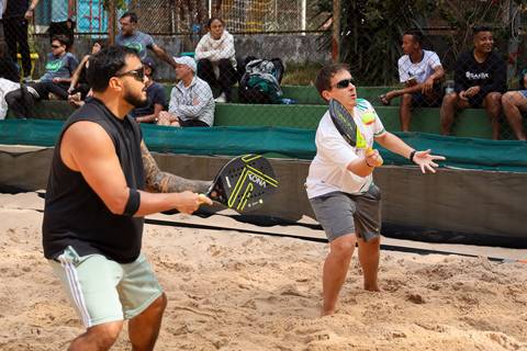 Partida de beach tennis durante o 4º Open Arena Club Racket em São Paulo'