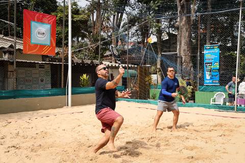Partida de beach tennis durante o 4º Open Arena Club Racket em São Paulo'