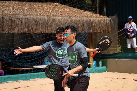 Partida de beach tennis durante o 4º Open Arena Club Racket em São Paulo'