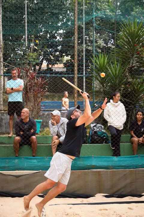 Partida de beach tennis durante o 4º Open Arena Club Racket em São Paulo'