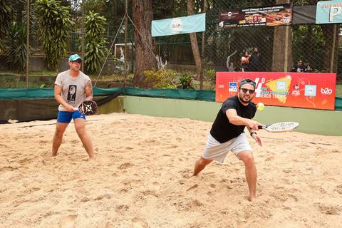 Partida de beach tennis durante o 4º Open Arena Club Racket em São Paulo'