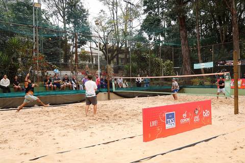 Partida de beach tennis durante o 4º Open Arena Club Racket em São Paulo'