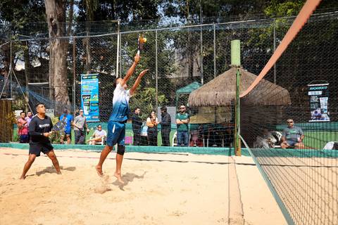 Partida de beach tennis durante o 4º Open Arena Club Racket em São Paulo'