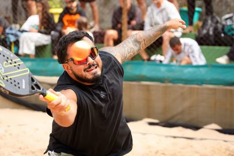 Partida de beach tennis durante o 4º Open Arena Club Racket em São Paulo'