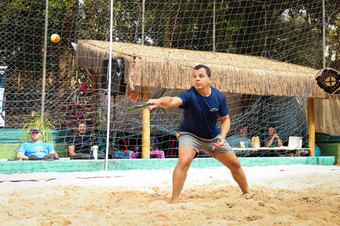 Partida de beach tennis durante o 4º Open Arena Club Racket em São Paulo'