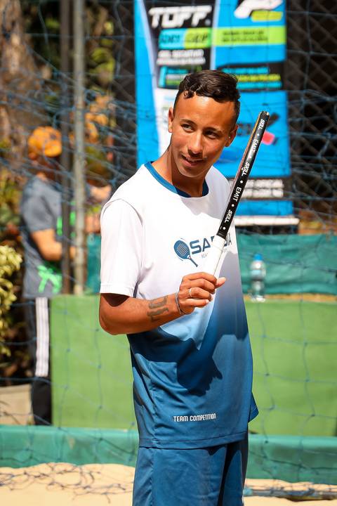 Partida de beach tennis durante o 4º Open Arena Club Racket em São Paulo'