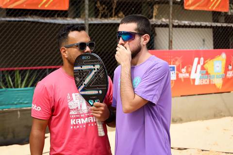 Partida de beach tennis durante o 4º Open Arena Club Racket em São Paulo'