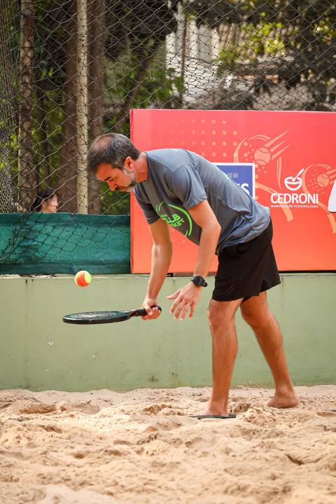 Partida de beach tennis durante o 4º Open Arena Club Racket em São Paulo'