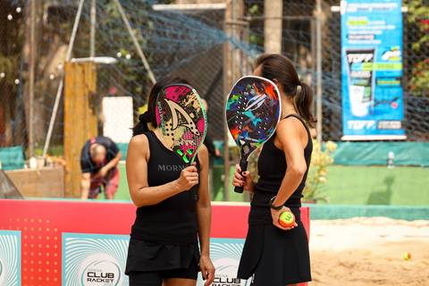 Partida de beach tennis durante o 4º Open Arena Club Racket em São Paulo'